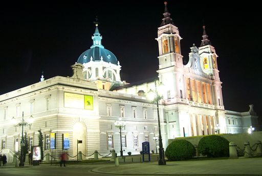 Catedral de la Almudena at night